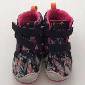 Plae hightops, toddler size 10.5.  Like new!